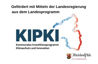 Förderplakette welche den Umriss von Rheinland-Pfalz zeigt und der Aufschrift gefördert mit Mitteln der Landesregierung aus dem Landesprogramm KIPKI Kommunales Investitionsprogramm Klimaschutz und Innovation