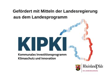 Förderplakette welche den Umriss von Rheinland-Pfalz zeigt und der Aufschrift gefördert mit Mitteln der Landesregierung aus dem Landesprogramm KIPKI Kommunales Investitionsprogramm Klimaschutz und Innovation